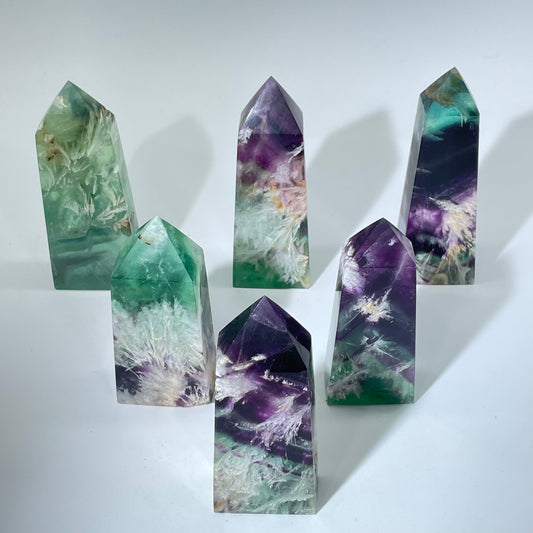 Tour de fluorite en flocon de neige